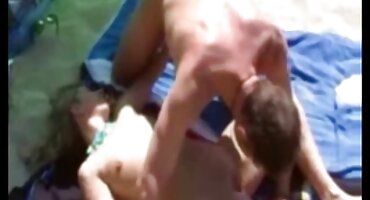 Chica arrastró a un chico en el bosque de otoño para tener sexo caliente