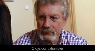 Chica con buenas tetas tomó una gran polla en el coño