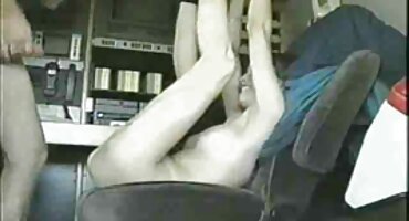 Chica de pelo oscuro follada por una multitud de hombres