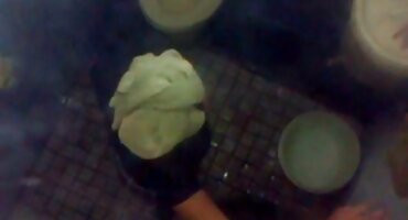 Chica pulcina delgada en la mesa de masaje con el coño de las manos y las tetas afiladas